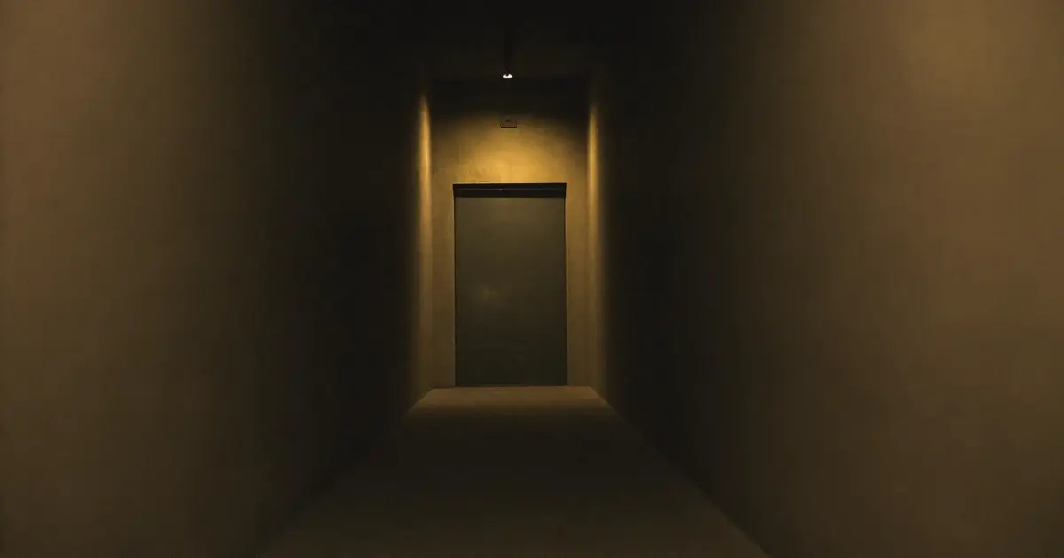 어두운 복도 끝의 닫힌 문